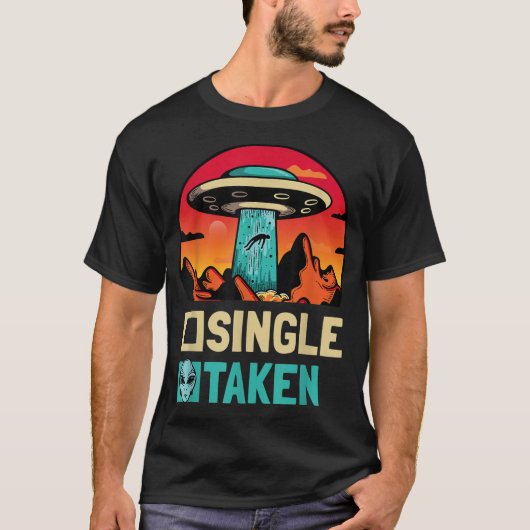 Single Taken Abducted by Aliens Funny UFO Design Tシャツ (正面)