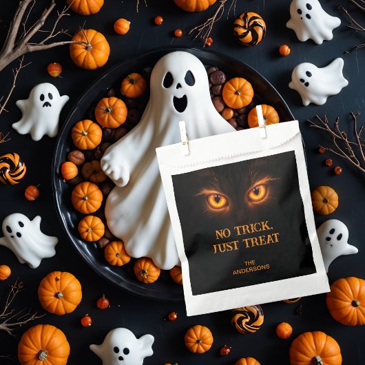 Sinister Glowing Orange Eyes Halloween フェイバーバッグ