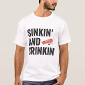 SinkinとDrinkinコーンホールおもしろいギフトおもしろいギフト Tシャツ (正面)