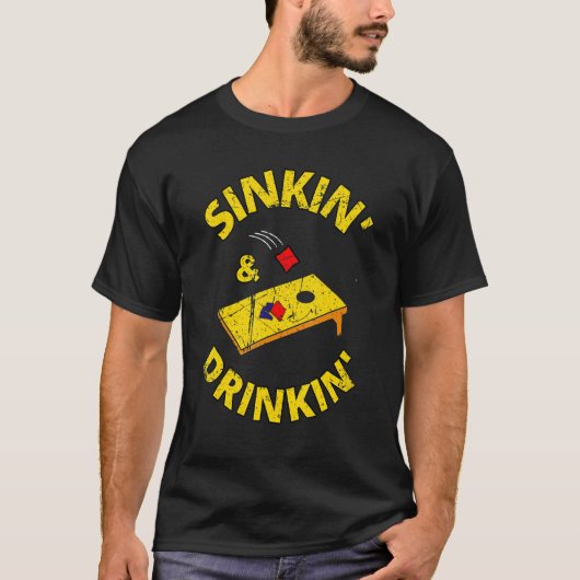 Sinkin and Drinkin Cornhole Bean Bag Game Sacks Ba Tシャツ (正面)