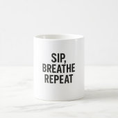Sip, Breeze, Repeat – ミニマリストマグカップデザイン コーヒーマグカップ (中央)