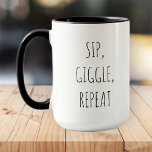 Sip、Giggle、Repeat おもしろい Black and White マグカップ<br><div class="desc">デザインはモダンsans serifフォントのタイポグラフィで構成される。</div>