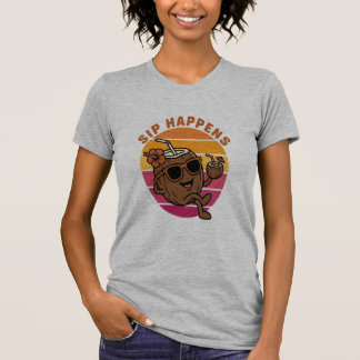 Sip Happens ココナッツTシャツ - 楽しいトロピカルサマー Tシャツ