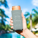 Sip Sip Hooray Personalized Bachelorette Party スリム缶クーラー<br><div class="desc">Get the party started with these slim can coolers that are easy to personalize for your bachelorette party, hen night, or girls' weekend! "Sip Sip Hooray" appears on the front in handwritten script lettering, along with the event name, location, and date. Personalize the back of each sage green can cooler...</div>