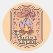 Sip, S'more, Repeat - Retro Camp Badge ラウンドシール (正面)