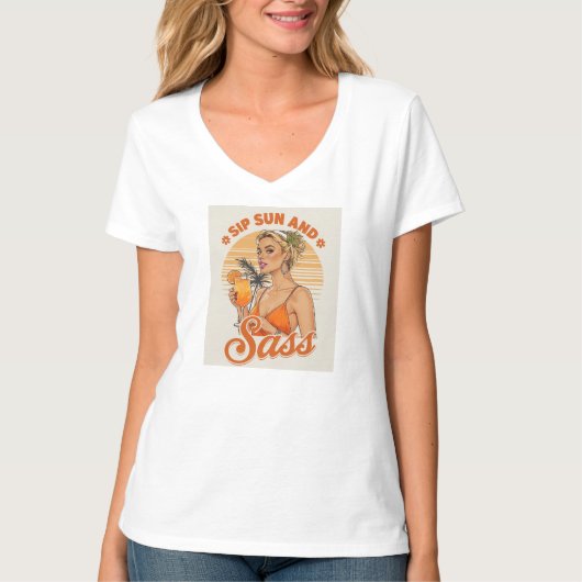 Sip, Sun, and Sass -レトロサマービーブイラストレティ Tシャツ (正面)