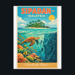 Sipadan Island, Malaysia, in a vibrant ポストカード<br><div class="desc">Travel poster featuring Sipadan Island, Malaysia, in a vibrant tropical retro style. Crystal-clear turquoise waters with coral reefs visible beneath the surface, sea turtles, schools of colorful fish, and dramatic underwater drop-offs. Small palm-covered island silhouette above the waterline under a bright blue sky. Tropical retro color palette: aqua blue, teal,...</div>