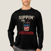 Sippin’ on Freedom – Patriotic 4th of July T-Shirt トライブレンドＴシャツ (正面)
