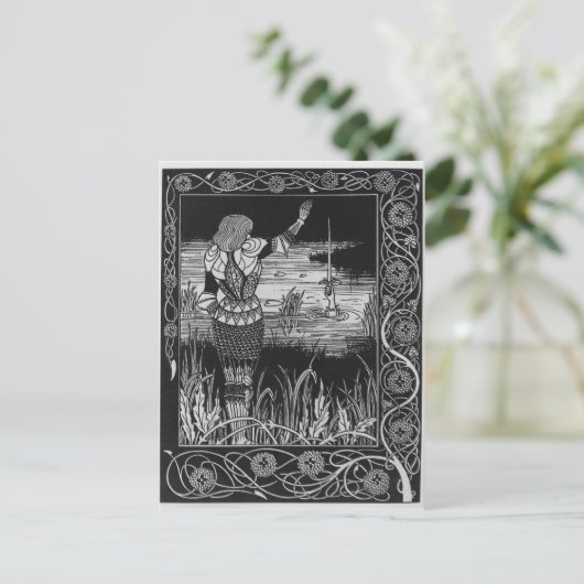 Sir Bedivereが剣エクスカリバーをキャストする方法 ポストカード (スタンド正面)