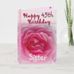 SISTER - Happy 45誕生日 – ピンクローズ カード<br><div class="desc">ピンクのバラとギンガムトリムを持つこのカードはあなたの妹のハッピーバースデーを願う甘い方法である！彼女の名前を追加する（一度だけ追加する必要があり、カードの前面、内側、背面に3回表示される）し、彼女の年齢を追加して、カードの一種の一つにする…特別！私の誕生日カードの詳細を見るには、入力するか、またはカットしてZazzleの検索ボックスに貼り付ける：ジャクリナート誕生日</div>