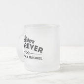 Sisters Forever – 名前の挿入 フロストグラスマグカップ (正面左)