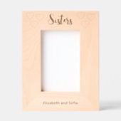 Sisters in Cursive Script Names with Hearts レーザー彫刻フレーム (正面)