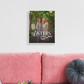 Sisters Photo Personalized Monogram キャンバスプリント (インサイチュ (リビング))