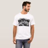 Sitka、ピラミッドが付いているアラスカの町の眺め Tシャツ (正面フル)