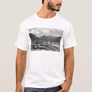 Sitka、背景の3人の姉妹が付いているアラスカ Tシャツ