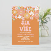 Six is a vibe グルービーなレトロフラワー 6歳の誕生日 招待状 (スタンド正面)