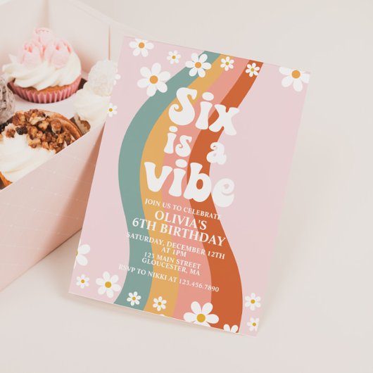 Six is a Vibe グルービーダイジーレインボー 6歳の誕生日 招待状