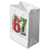 Six Seven 67 6 7 Christmas Meme Funny Xmas Lights ミディアムペーパーバッグ (正面アングル)
