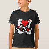 Six Seven 67 6 7 Kids 67 Meme Hands Funny Valentin Tシャツ (正面)