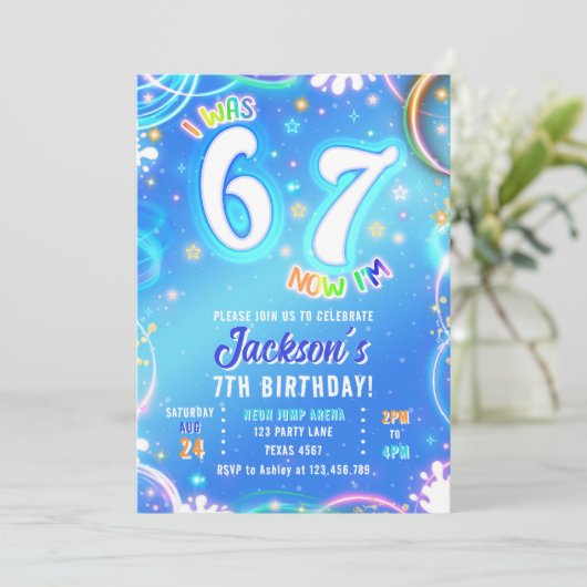 Six Seven 6 7 Neon Glow Groovy Space Boy Birthday 招待状 (スタンド正面)