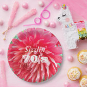 Sizzlin' 70th誕生日Milestone Red Dahliaフローラ ペーパープレート (パーティー)