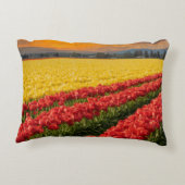 Skagit Countyの鮮やかな赤と金ゴールドチューリップ アクセントクッション (裏面)