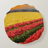 Skagit Countyアクセントの鮮やかな赤と金ゴールドチューリップ ラウンドクッション (裏面)