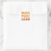 Skate More, Worry Less Retro Skateboarding Quote ラウンドシール (バッグ)