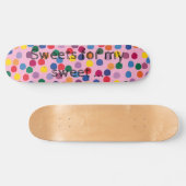 Skateboard mit bunten Punkten und rosa Hintergrund スケートボード (横)