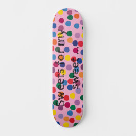Skateboard mit bunten Punkten und rosa Hintergrund スケートボード
