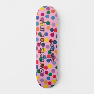 Skateboard mit bunten Punkten und rosa Hintergrund スケートボード