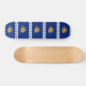 Skateboard with flag of Quebec City, Canada スケートボード (横)