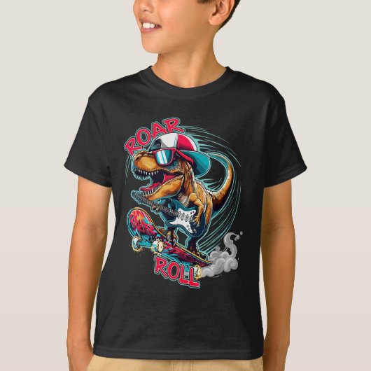 Skater Guitar T-rex Roar Roll Dinosaur For Boys Me Tシャツ (正面)