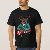 Skater Reindeer – Cool Christmas Skateboard Design Tシャツ (正面)
