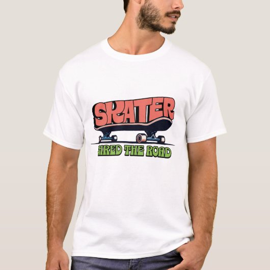 Skater Shred the Road – Retro 70s Skateboarding  Tシャツ (正面)