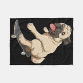 Skating Pug On Skateboard Funny Skateboarding Pug  フリースブランケット (正面(横))