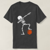 Skeleton Dabbing Basketball Player Funny Halloween Tシャツ (デザイン正面)