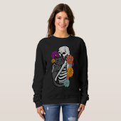 Skeleton Hugging Black Cat Flowers Halloween Women スウェットシャツ (正面フル)