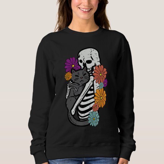 Skeleton Hugging Black Cat Flowers Halloween Women スウェットシャツ (正面)
