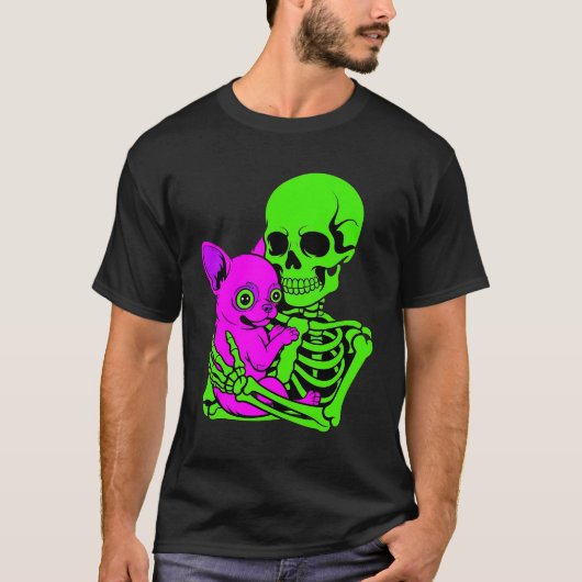 Skeleton Hugging Chihuahua | Cute Spooky Dog Lover Tシャツ (正面)