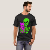 Skeleton Hugging Chihuahua | Cute Spooky Dog Lover Tシャツ (正面フル)