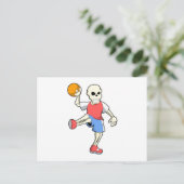 Skeleton neben Handballspieler mit Handball ポストカード (スタンド正面)