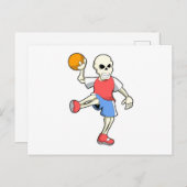 Skeleton neben Handballspieler mit Handball ポストカード (正面/裏面)