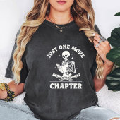 Skeleton Reading Just One More Chapter Tシャツ