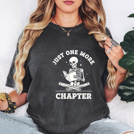 Skeleton Reading Just One More Chapter Tシャツ