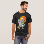 Skeleton Riding Mummy Dinosaur Rex Halloween Pump Tシャツ (正面フル)