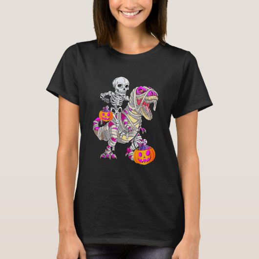 Skeleton Riding Mummy Dinosaur Rex Halloween Pump Tシャツ (正面)