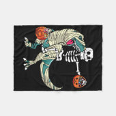 Skeleton Riding Mummy Dinosaur T Rex Halloween Fun フリースブランケット (正面(横))