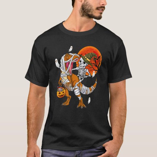 Skeleton Riding Mummy Dinosaur T rex Halloween Fun Tシャツ (正面)