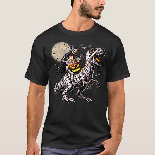 Skeleton Riding Mummy Dinosaur T Rex Pumpkin Funny Tシャツ (正面)